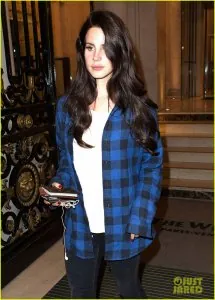 lana-del-rey-paris-hotel-exit-08.jpg