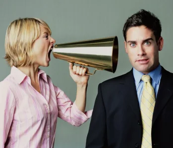 femme-crie-megaphone-oreille-patron.jpg