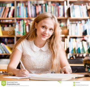 portrait-d-une-jolie-étudiante-étudiant-dans-la-bibliothèque-avec-le-livre-ouvert-56332035.jpg