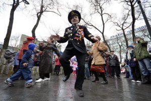 709139_a-russian-war-veteran-dances-during-victory-day-celebrations-in-the-far-eastern-city-of-v.jpg