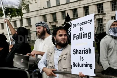 Anti-and-Pro-Sharia-Law-demonstrations-London_379311.jpg