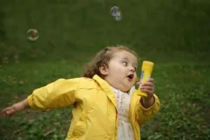 petite-fille-en-anorak-jaune.jpg
