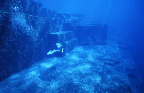 La ville submergée de Yonaguni, Japon.jpg