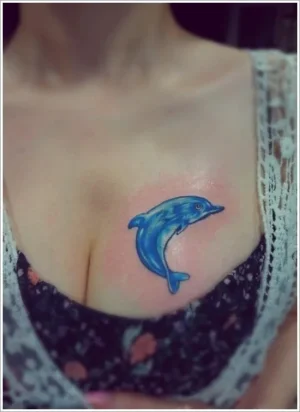 tatouage-dauphin-sur-le-sein.jpg