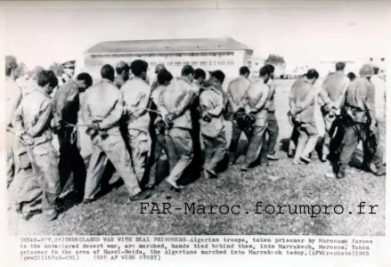 Soldats algériens fait  captifs des marocains et humiliés avec les mains ligotés.jpg