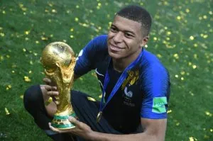 7794129831_kylian-mbappe-avec-la-coupe-du-monde-le-dimanche-15-juillet-2018.jpg