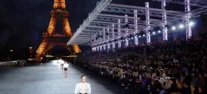 saint-laurent-paris-au-trocadero 1381087-apercu-du-defile-saint-laurent-printemps-orig-1.jpg