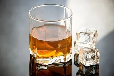 2287690-dans-le-verre-de-whisky-avec-des-gla-ons.jpg