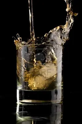 8543830-verre-de-whisky-sur-un-fond-noir-whiskey-splash-dans-un-verre-whisky-avec-de-la-glace.jpg