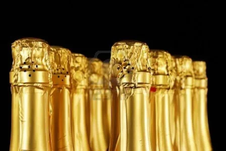 6049394-bouteilles-de-champagne-en-feuilles-d-or.jpg