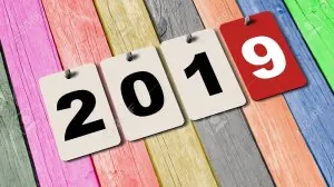 65525943-plaques-de-calendrier-2019-sur-mur-en-bois-nouvelle-année-2019.jpg