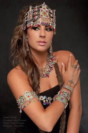 c7f6050db67514e63381aecd035c45e7--ethnic-jewelry-traditional-outfits.jpg