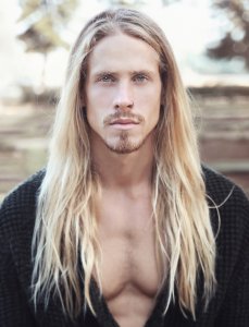 coupe-de-cheveux-long-homme-blond-longs-blonds-raides-style-viking.jpg