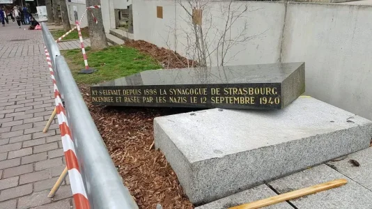 Stele deplacee.jpg