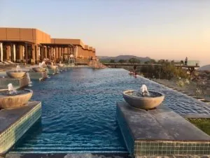 lm_oman_anantara_4_la_piscine_a_debordement_au_fond_a_droite_le_promontoir_points_diana_2_jpg...jpeg