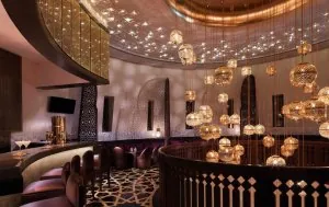 lm_oman_anantara_7_le_bar_al_burj_au_dessus_du_restaurant_al_qalaa_jpg.jpeg