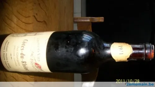 105685207-bouteille-de-vin-cotes-du-rhones-1971.jpg