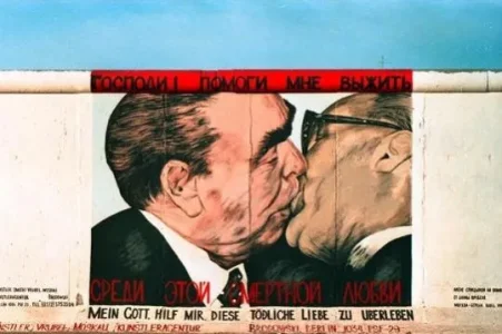 baiser-fraternel-499479.jpg