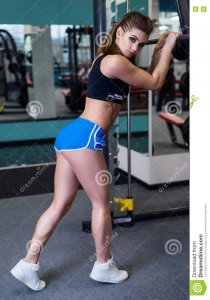 femme-sportive-sexy-faisant-l-exercice-de-forme-physique-de-puissance-au-gymnase-de-sport-bell...jpg