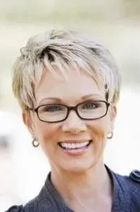 coiffure-femme-60-ans-avec-lunettes-2018_2.jpg