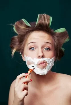 527a1c462c2ed-rasage-moustache-femme.jpg