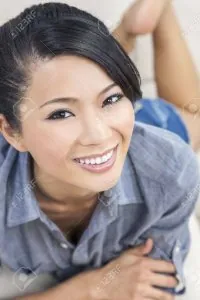 14788740-une-belle-jeune-femme-asiatique-chinoise-orientale-avec-un-magnifique-sourire-à-plein...jpg