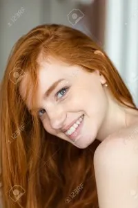 48788737-portrait-gros-plan-d-une-femme-rousse-belle-sourire-regardant-la-caméra.jpg