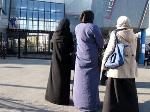 blog -lyceennes musulmanes_voile et robe longue_StOuen 9.3_Aug Blanqui-22mars2011.jpg