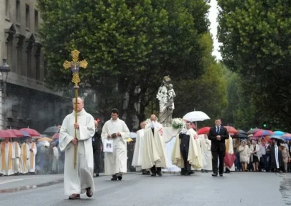 procession-assomption-paris-2010.jpg