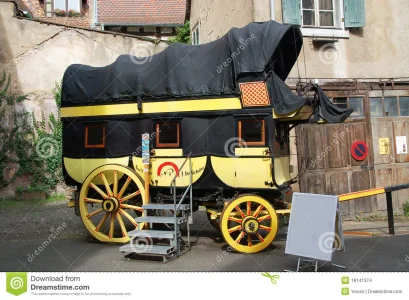 diligence-antique-dans-la-ville-riquewihr-france-18141374.jpg