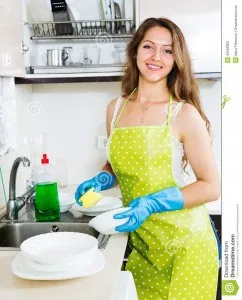 femme-dans-les-gants-en-caoutchouc-et-la-vaisselle-de-cuisine-de-lavage-de-tablier-42565863.jpg