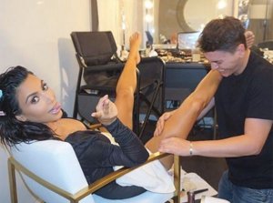 Photos-Kim-Kardashian-Pour-les-ceremonies-elle-se-fait-maquiller-les-fesse-les-jambes-et-les-p...jpg