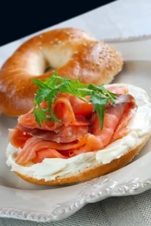 8263720-bagel-au-fromage-cr-me-et-du-saumon-fum--garni-de-roquette.jpg