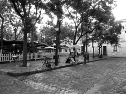 Il-est-8h-Montmartre-s-eveille.jpg