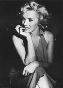 marilyn-monroe-pose-pour-l-objectif.jpg