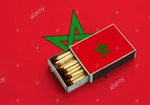 maroc-drapeau-est-affiche-dans-une-boite-d-allumettes-qui-est-rempli-avec-des-allumettes-et-se...jpg