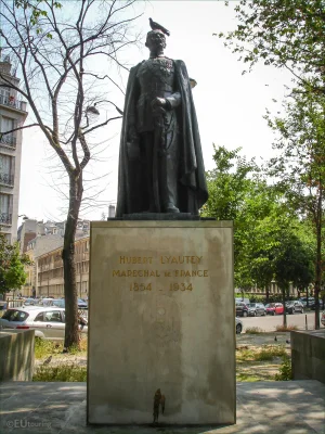 statues_in_paris_k13_DSC07060_lrg.jpg