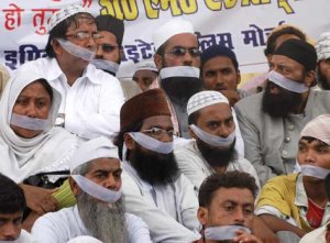Des activistes musulmans protestent contre les bombes à Lucknow.jpg