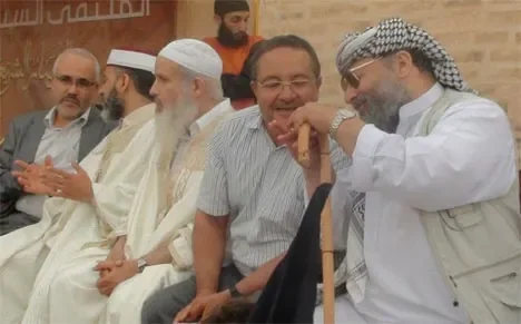 Ridha Belhaj, leader du Hizb Ettahrir, à l'extrême gauche, Monceg Ouerghi, fondateur du Zmaqtal .jpg