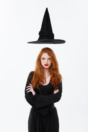 happy-halloween-sexy-sorciere-cheveux-roux-chapeau-magique-survolant-sa-tete_1258-2300.jpg