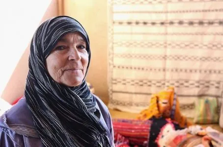 Fatima-Rifiya-une-vendeuse-de-tapis-chevronnée-règne-sur-son-stand-au-souk-Zarabi-à-Khemisset-...jpg