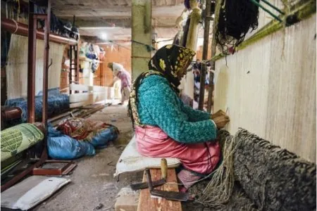Femme-amazighe-en-plein-tissage-de-tapis.jpg