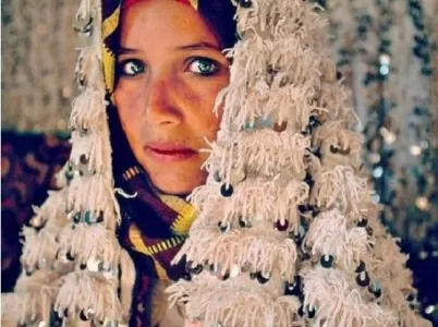 Femme-amazighe-vêtue-d%u2019une-Handira-tissage-propre-au-Moyen-Atlas.jpg