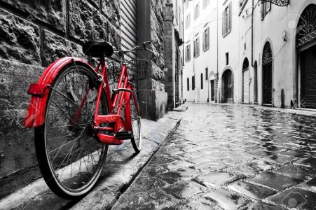 50351468-rétro-vélo-rouge-sur-la-rue-pavée-dans-la-vieille-ville-couleur-en-noir-et-blanc-anci...jpg