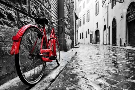50351468-rétro-vélo-rouge-sur-la-rue-pavée-dans-la-vieille-ville-couleur-en-noir-et-blanc-anci...jpg