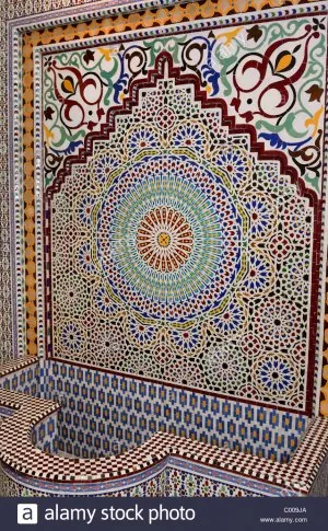 nouvelle-terre-cuite-carreaux-zellige-fontaine-a-eau-modele-mosaique-fes-fes-maroc-afrique-du-...jpg
