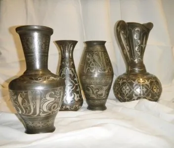 ensemble-de-vases-et-pichet-en-acier-damasquinee-en-argent-fin-19eme-debut-20eme-19.jpg