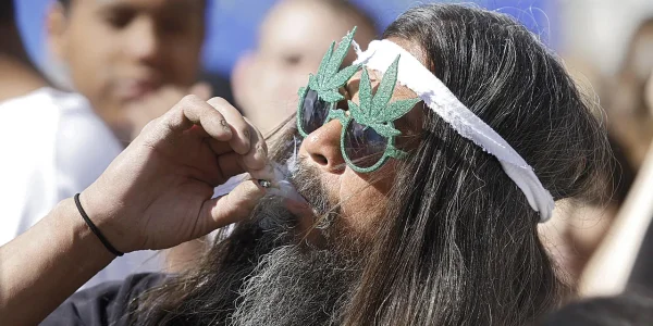 On-sait-enfin-pourquoi-fumer-du-cannabis-donne-toujours-faim.jpg