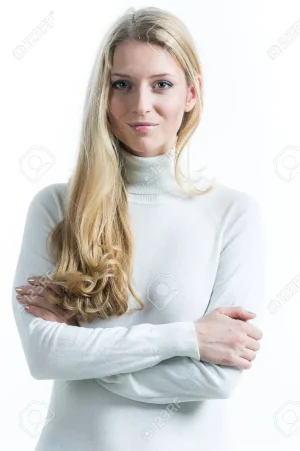 60721719-belle-fille-blonde-russe-sur-un-fond-blanc-dans-un-col-roulé.jpg