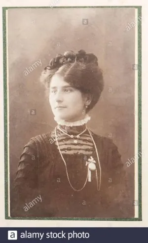 vieux-portrait-photo-de-la-jeune-femme-2g860h2.jpg